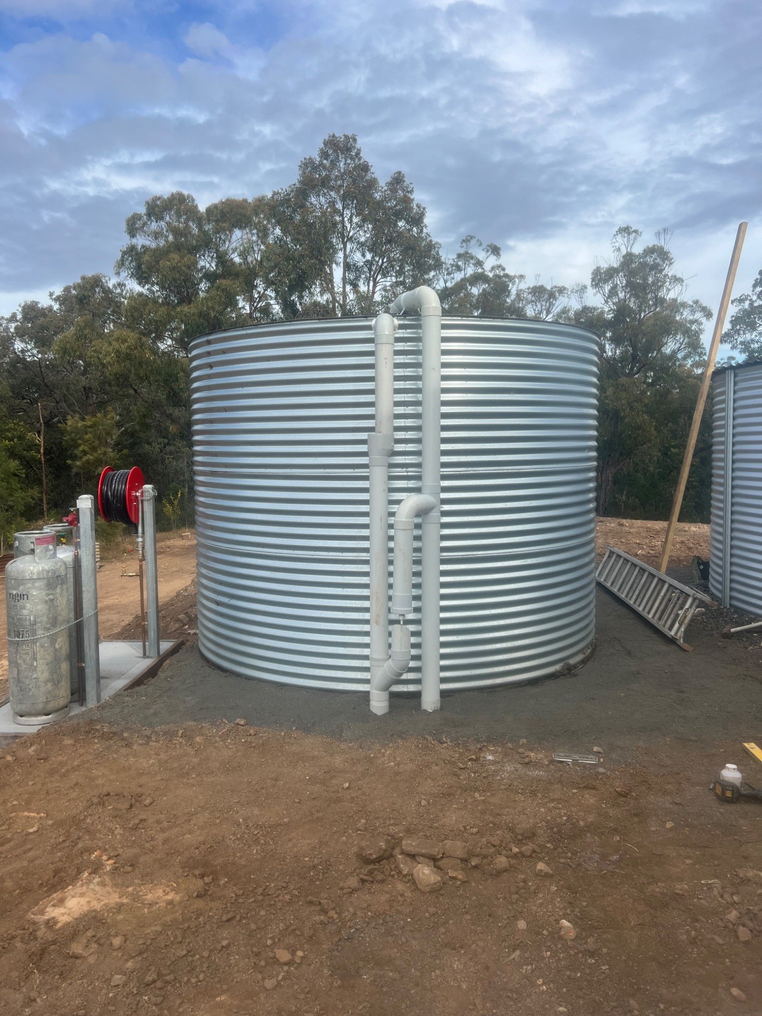 Water tank installation